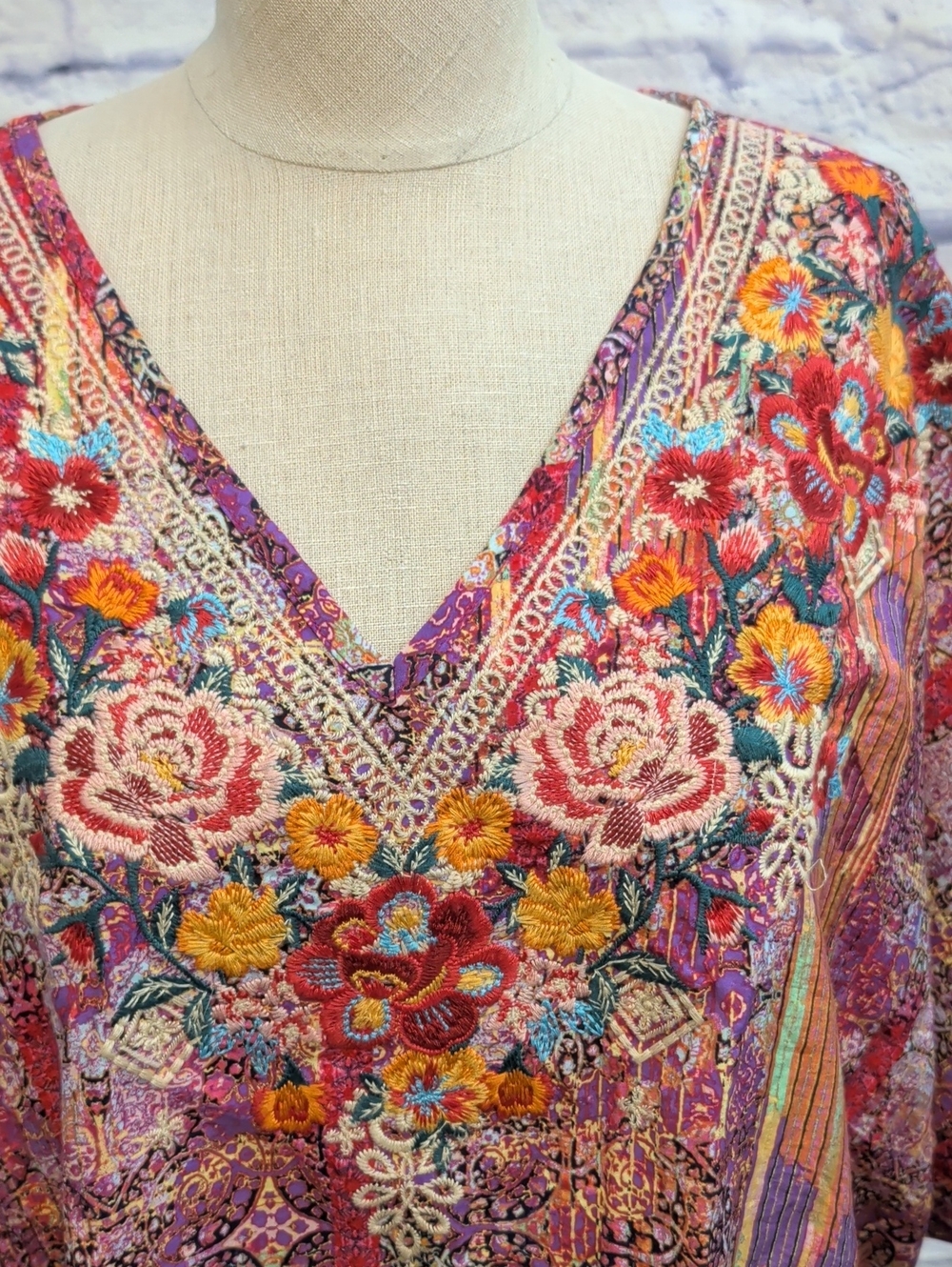 Savanna Jane Multicolor Medallion Print V-neck w/ Embroidered Floral - Size Smal